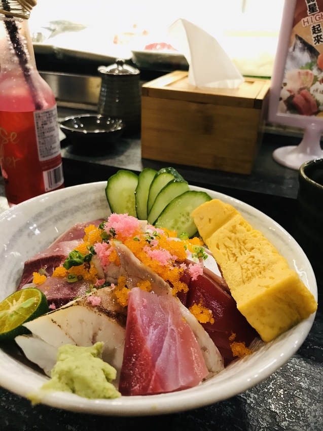 日式料理 本店位於智光商職旁，餐點多樣化的選擇有定食、壽司、手卷、生魚片、烤物....而且cp非常高，算是非常平價
