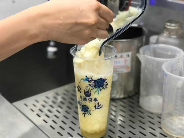 （新莊）新開幕優惠！台中人氣茶飲插旗雙北　超華麗青花瓷奶蓋藍柑橘冰沙美到像藝術品－青釉茶事 新莊店