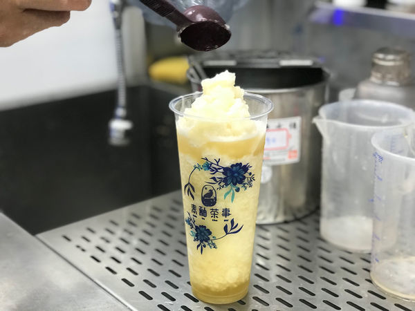 （新莊）新開幕優惠！台中人氣茶飲插旗雙北　超華麗青花瓷奶蓋藍柑橘冰沙美到像藝術品－青釉茶事 新莊店