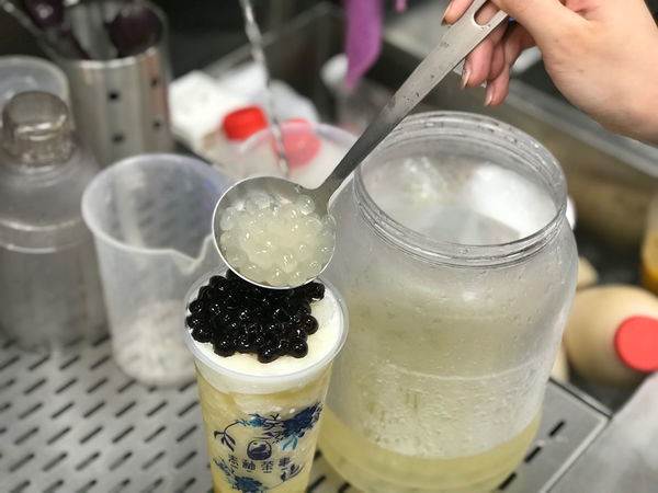 （新莊）新開幕優惠！台中人氣茶飲插旗雙北　超華麗青花瓷奶蓋藍柑橘冰沙美到像藝術品－青釉茶事 新莊店