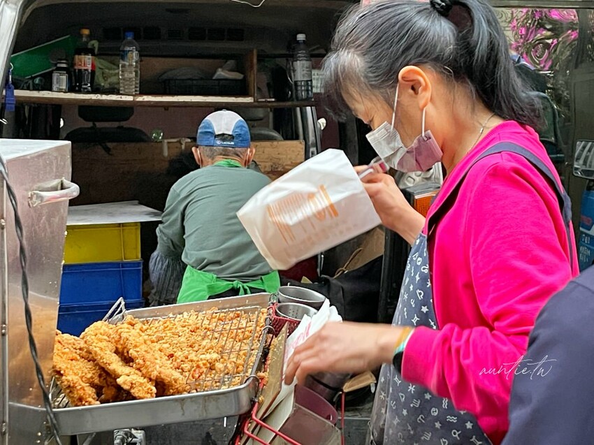 台北市中正區【台北】善導寺站｜一志雞排，實至名歸金架好吃，立法院三寶炸雞排