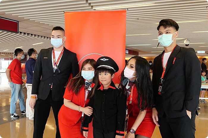 AirAsia 小小航空體驗班⎪裝扮成小小空服員、小小地勤嗨翻桃園機場，check-in行李、登機廣播，還能近距離看飛機起飛！ @捲捲頭 Wonderful 品味。生活
