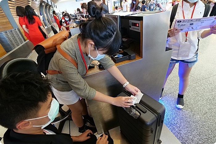 AirAsia 小小航空體驗班⎪裝扮成小小空服員、小小地勤嗨翻桃園機場，check-in行李、登機廣播，還能近距離看飛機起飛！ @捲捲頭 Wonderful 品味。生活