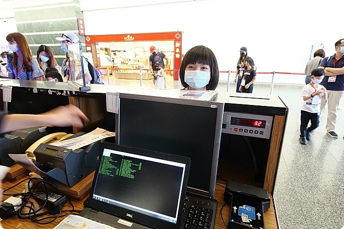 AirAsia 小小航空體驗班⎪裝扮成小小空服員、小小地勤嗨翻桃園機場，check-in行李、登機廣播，還能近距離看飛機起飛！ @捲捲頭 Wonderful 品味。生活