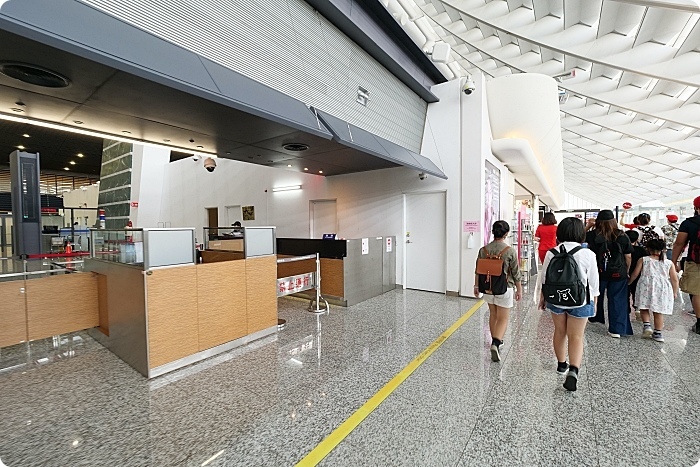 AirAsia 小小航空體驗班⎪裝扮成小小空服員、小小地勤嗨翻桃園機場，check-in行李、登機廣播，還能近距離看飛機起飛！ @捲捲頭 Wonderful 品味。生活