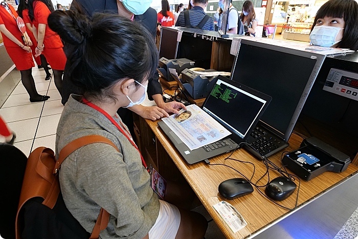 AirAsia 小小航空體驗班⎪裝扮成小小空服員、小小地勤嗨翻桃園機場，check-in行李、登機廣播，還能近距離看飛機起飛！ @捲捲頭 Wonderful 品味。生活