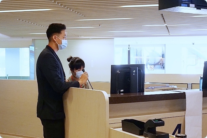 AirAsia 小小航空體驗班⎪裝扮成小小空服員、小小地勤嗨翻桃園機場，check-in行李、登機廣播，還能近距離看飛機起飛！ @捲捲頭 Wonderful 品味。生活