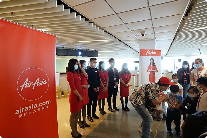 AirAsia 小小航空體驗班⎪裝扮成小小空服員、小小地勤嗨翻桃園機場，check-in行李、登機廣播，還能近距離看飛機起飛！ @捲捲頭 Wonderful 品味。生活