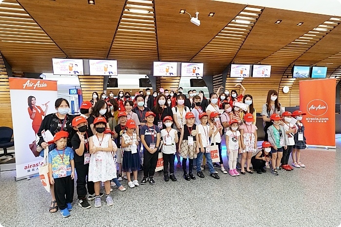 AirAsia 小小航空體驗班⎪裝扮成小小空服員、小小地勤嗨翻桃園機場，check-in行李、登機廣播，還能近距離看飛機起飛！ @捲捲頭 Wonderful 品味。生活