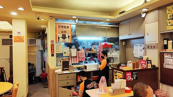 【台北美食】新東羊 羊肉料理專賣店｜巨無霸份量羊肉炒麵！二個人吃一份剛剛好