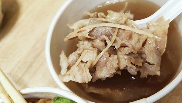 【台北美食】新東羊 羊肉料理專賣店｜巨無霸份量羊肉炒麵！二個人吃一份剛剛好