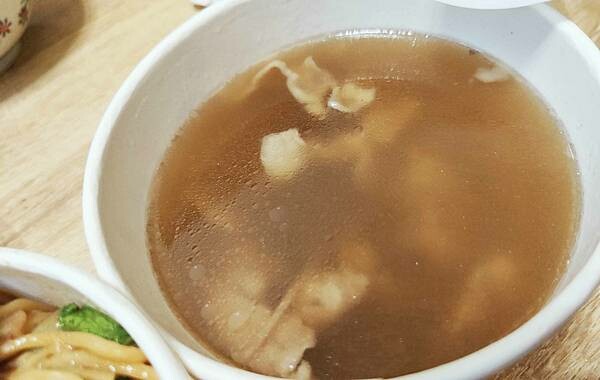 【台北美食】新東羊 羊肉料理專賣店｜巨無霸份量羊肉炒麵！二個人吃一份剛剛好