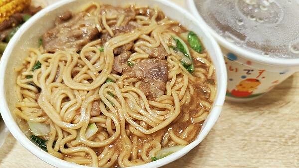 【台北美食】新東羊 羊肉料理專賣店｜巨無霸份量羊肉炒麵！二個人吃一份剛剛好