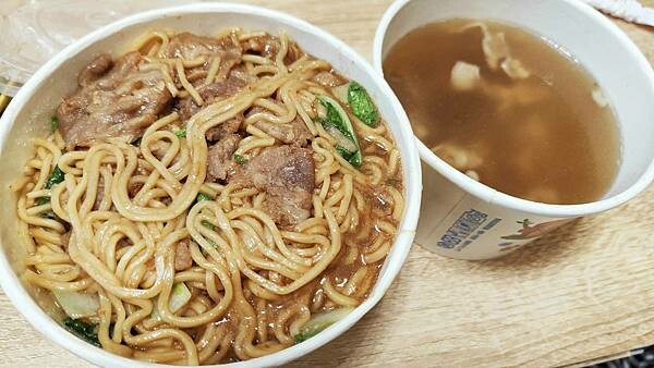 【台北美食】新東羊 羊肉料理專賣店｜巨無霸份量羊肉炒麵！二個人吃一份剛剛好