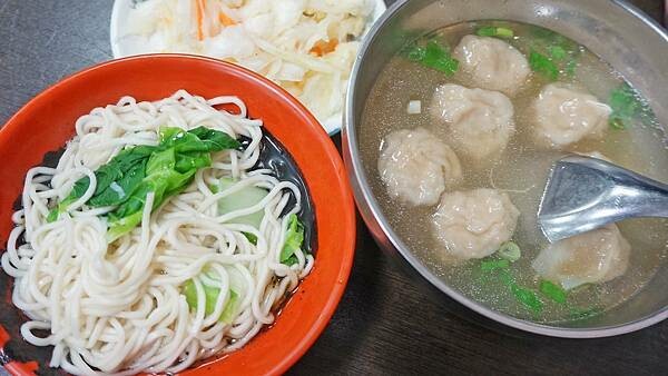 【台北美食】新東羊 羊肉料理專賣店｜巨無霸份量羊肉炒麵！二個人吃一份剛剛好