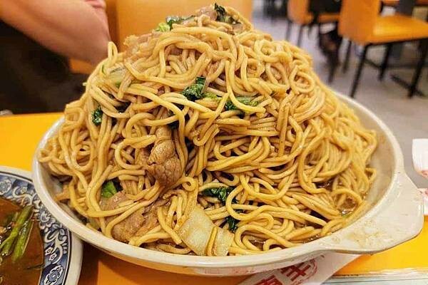 【台北美食】新東羊 羊肉料理專賣店｜巨無霸份量羊肉炒麵！二個人吃一份剛剛好