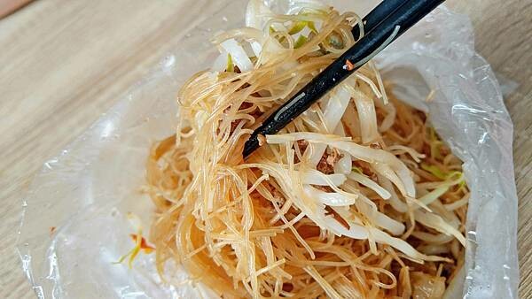 【台北美食】新東羊 羊肉料理專賣店｜巨無霸份量羊肉炒麵！二個人吃一份剛剛好