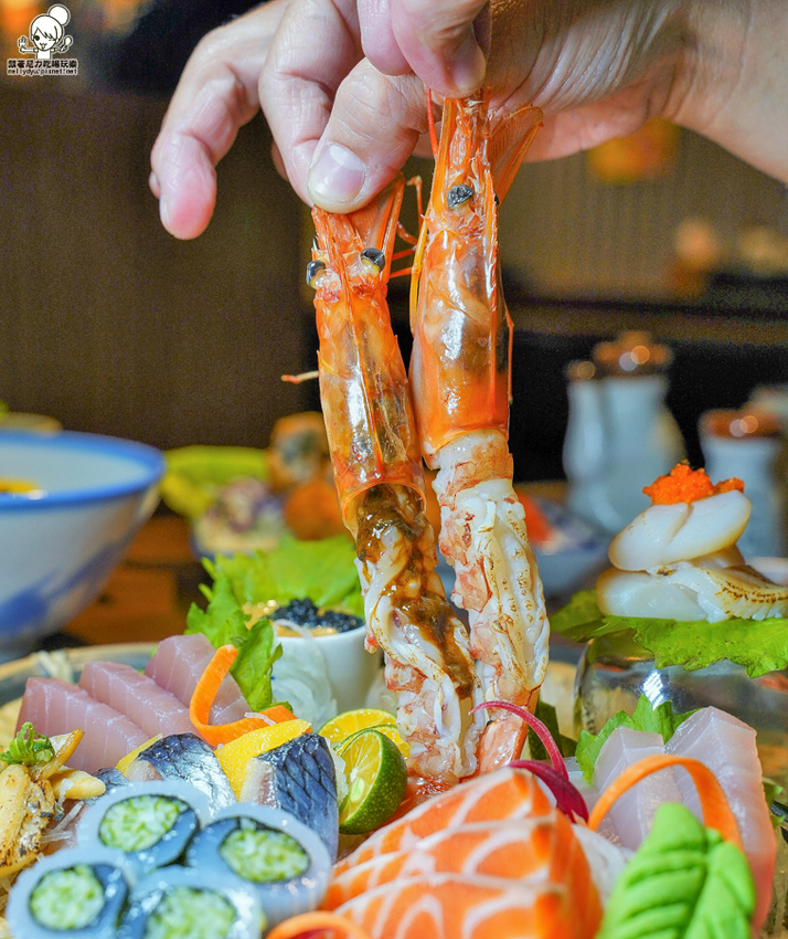 療癒日式鮮味美食、爆料大份量豬排卷壽司、必點創意丼飯，聚餐就愛有樂町日本料理｜壽星贈生魚片蛋糕 - 跟著尼力吃喝玩樂＆親子生活