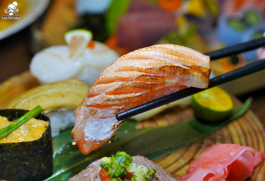 療癒日式鮮味美食、爆料大份量豬排卷壽司、必點創意丼飯，聚餐就愛有樂町日本料理｜壽星贈生魚片蛋糕 - 跟著尼力吃喝玩樂＆親子生活