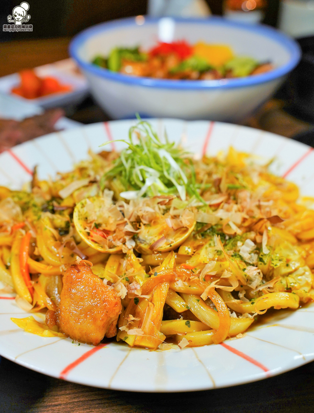 療癒日式鮮味美食、爆料大份量豬排卷壽司、必點創意丼飯，聚餐就愛有樂町日本料理｜壽星贈生魚片蛋糕 - 跟著尼力吃喝玩樂＆親子生活