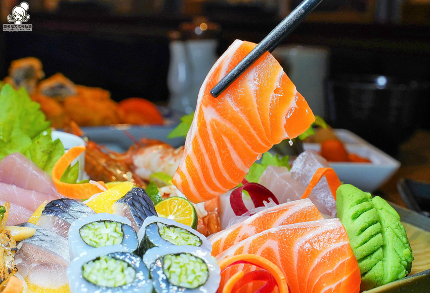 療癒日式鮮味美食、爆料大份量豬排卷壽司、必點創意丼飯，聚餐就愛有樂町日本料理｜壽星贈生魚片蛋糕 - 跟著尼力吃喝玩樂＆親子生活