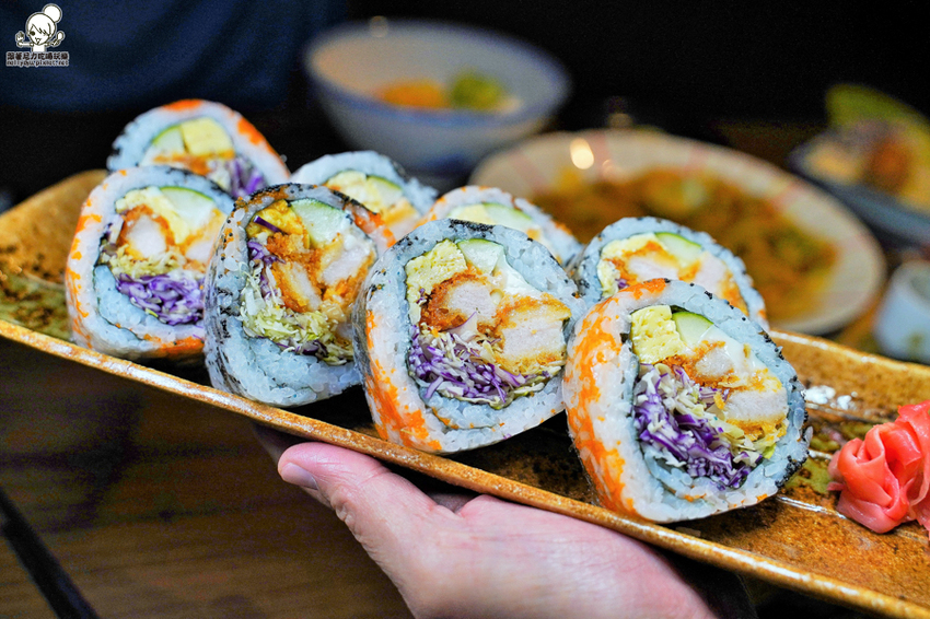 療癒日式鮮味美食、爆料大份量豬排卷壽司、必點創意丼飯，聚餐就愛有樂町日本料理｜壽星贈生魚片蛋糕 - 跟著尼力吃喝玩樂＆親子生活