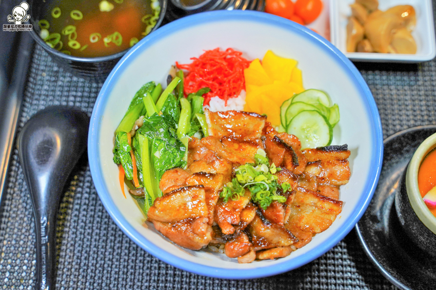 療癒日式鮮味美食、爆料大份量豬排卷壽司、必點創意丼飯，聚餐就愛有樂町日本料理｜壽星贈生魚片蛋糕 - 跟著尼力吃喝玩樂＆親子生活