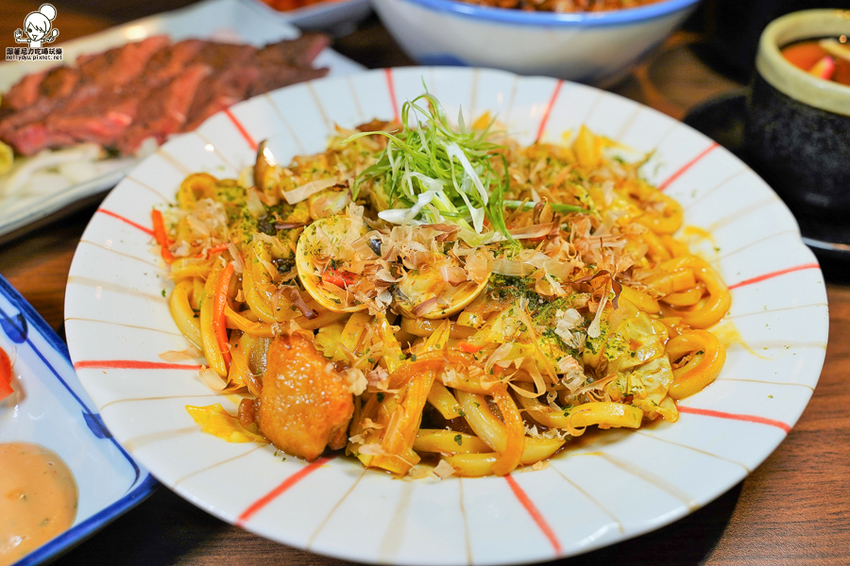 療癒日式鮮味美食、爆料大份量豬排卷壽司、必點創意丼飯，聚餐就愛有樂町日本料理｜壽星贈生魚片蛋糕 - 跟著尼力吃喝玩樂＆親子生活