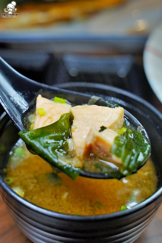 療癒日式鮮味美食、爆料大份量豬排卷壽司、必點創意丼飯，聚餐就愛有樂町日本料理｜壽星贈生魚片蛋糕 - 跟著尼力吃喝玩樂＆親子生活