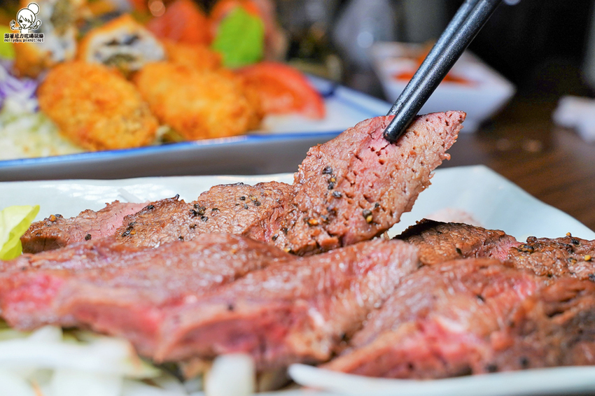 療癒日式鮮味美食、爆料大份量豬排卷壽司、必點創意丼飯，聚餐就愛有樂町日本料理｜壽星贈生魚片蛋糕 - 跟著尼力吃喝玩樂＆親子生活