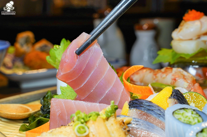 療癒日式鮮味美食、爆料大份量豬排卷壽司、必點創意丼飯，聚餐就愛有樂町日本料理｜壽星贈生魚片蛋糕 - 跟著尼力吃喝玩樂＆親子生活
