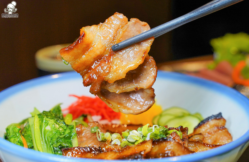 療癒日式鮮味美食、爆料大份量豬排卷壽司、必點創意丼飯，聚餐就愛有樂町日本料理｜壽星贈生魚片蛋糕 - 跟著尼力吃喝玩樂＆親子生活