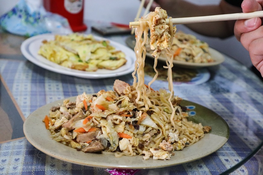 【離島-金門旅遊#7】麗蓮小吃|尋找舅舅記憶中當兵的味道、金門媽媽炒泡麵給你吃!