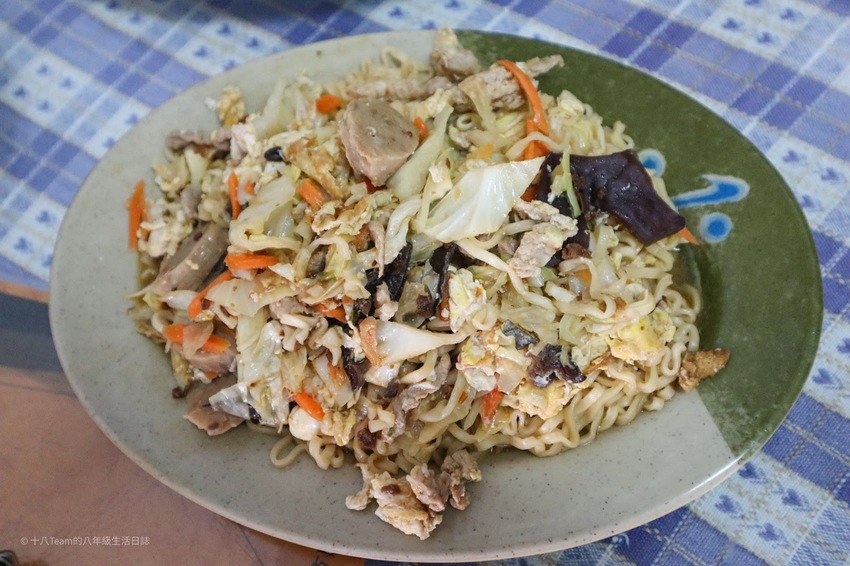 【離島-金門旅遊#7】麗蓮小吃|尋找舅舅記憶中當兵的味道、金門媽媽炒泡麵給你吃!