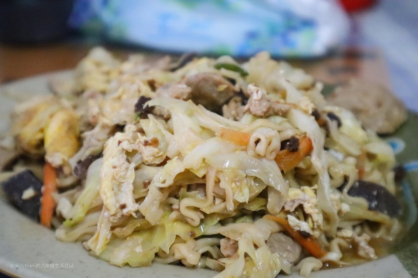 【離島-金門旅遊#7】麗蓮小吃|尋找舅舅記憶中當兵的味道、金門媽媽炒泡麵給你吃!