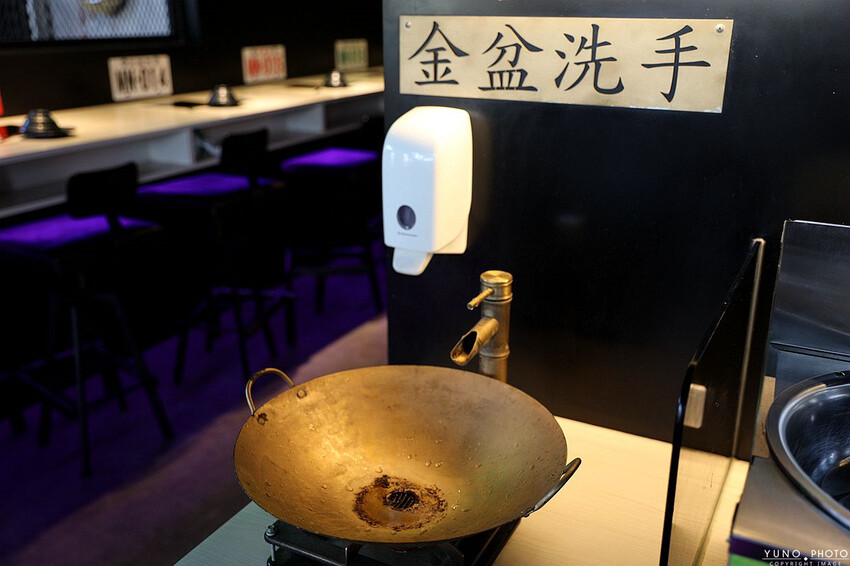 台中市沙鹿區全台最潮夜店工業風麻辣鍋！讓人回味的湯底與食材