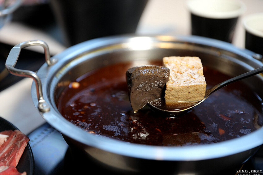 台中市沙鹿區全台最潮夜店工業風麻辣鍋！讓人回味的湯底與食材