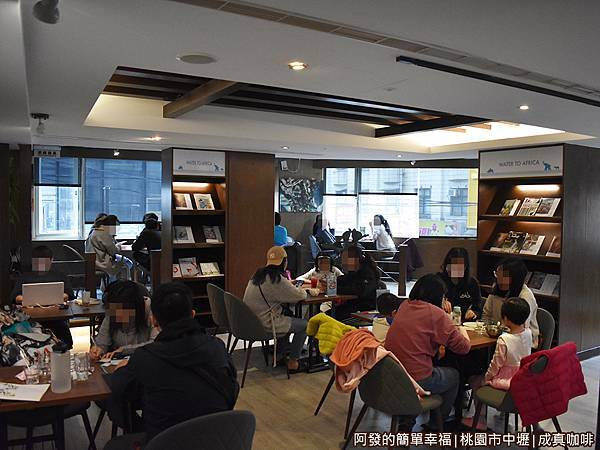 成真咖啡05-用餐區.JPG