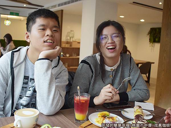 成真咖啡28-姊弟倆.JPG