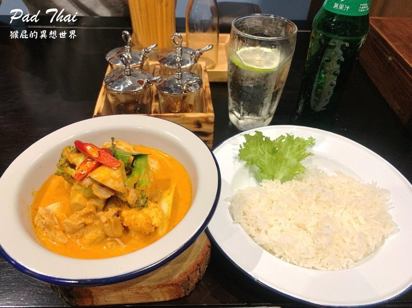 【高雄美食】令人驚豔的平價泰式料理:帕泰Pad Thai,一個人也可以吃泰式料理!大推雞排炒河粉、打拋豬、紅咖哩雞肉飯! @猴屁的異想世界