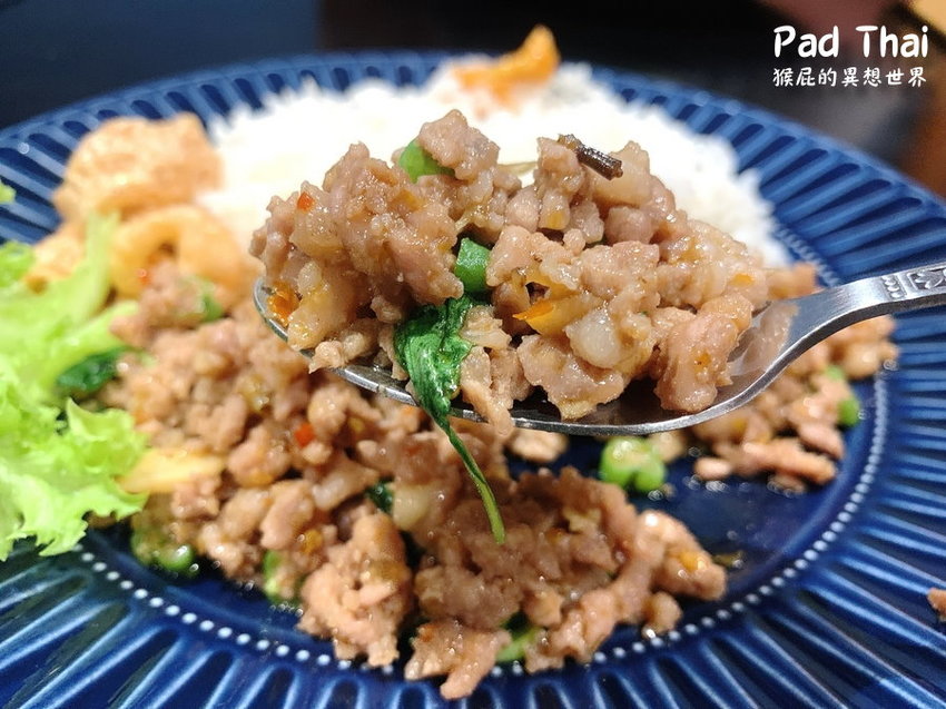 【高雄美食】令人驚豔的平價泰式料理:帕泰Pad Thai,一個人也可以吃泰式料理!大推雞排炒河粉、打拋豬、紅咖哩雞肉飯! @猴屁的異想世界