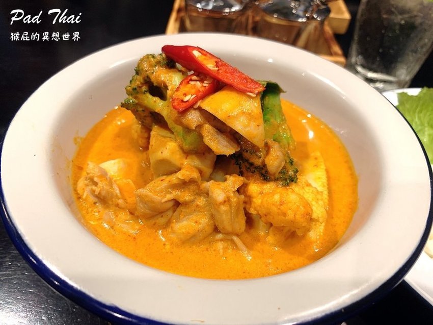 【高雄美食】令人驚豔的平價泰式料理:帕泰Pad Thai,一個人也可以吃泰式料理!大推雞排炒河粉、打拋豬、紅咖哩雞肉飯! @猴屁的異想世界