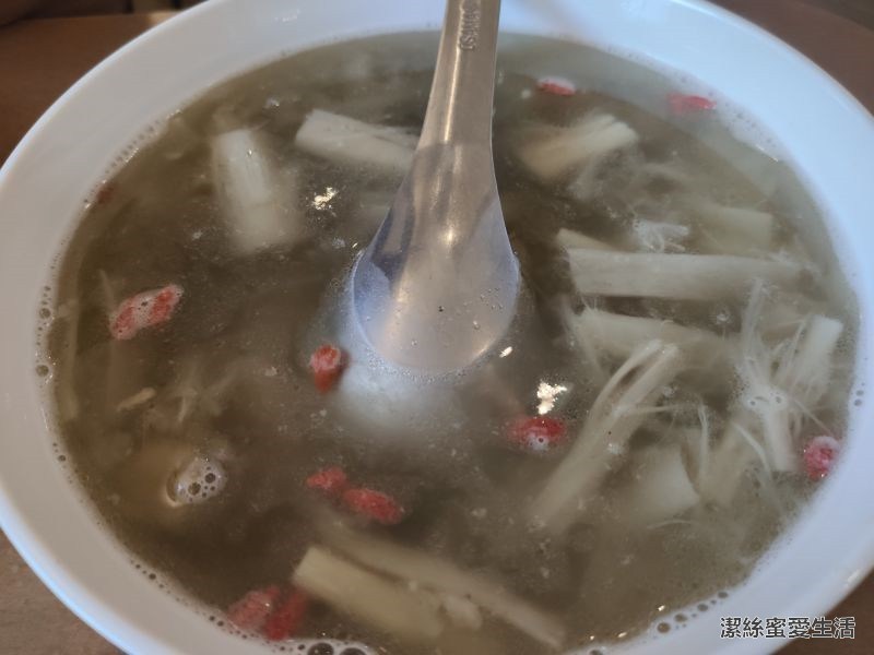 老家後山菜 藤心排骨湯