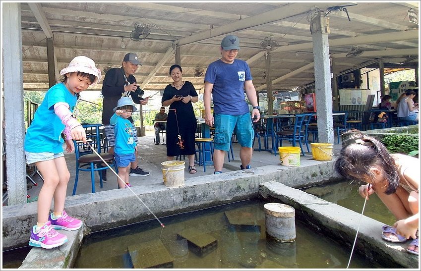 【桃園大溪親子景點】花鹿秘境-李家摸蜆農場．餵小鹿、迷你豬、釣蝦、釣魚、玩水~