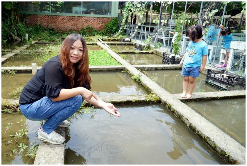 【桃園大溪親子景點】花鹿秘境-李家摸蜆農場．餵小鹿、迷你豬、釣蝦、釣魚、玩水~