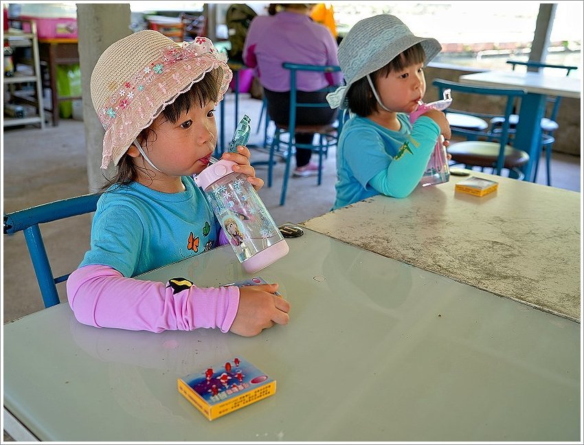 【桃園大溪親子景點】花鹿秘境-李家摸蜆農場．餵小鹿、迷你豬、釣蝦、釣魚、玩水~