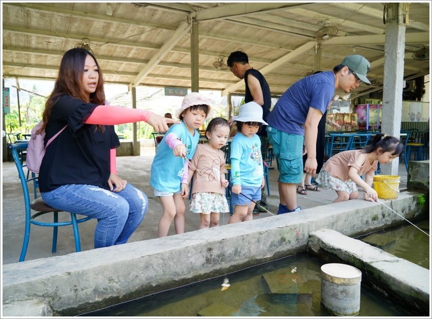 【桃園大溪親子景點】花鹿秘境-李家摸蜆農場．餵小鹿、迷你豬、釣蝦、釣魚、玩水~