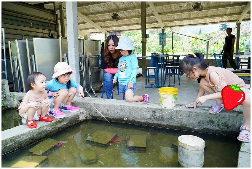 【桃園大溪親子景點】花鹿秘境-李家摸蜆農場．餵小鹿、迷你豬、釣蝦、釣魚、玩水~