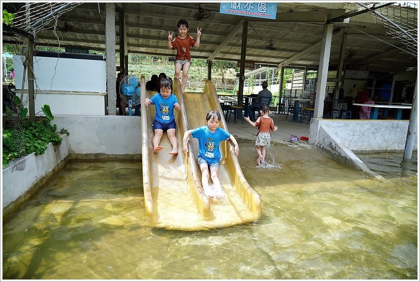 【桃園大溪親子景點】花鹿秘境-李家摸蜆農場．餵小鹿、迷你豬、釣蝦、釣魚、玩水~