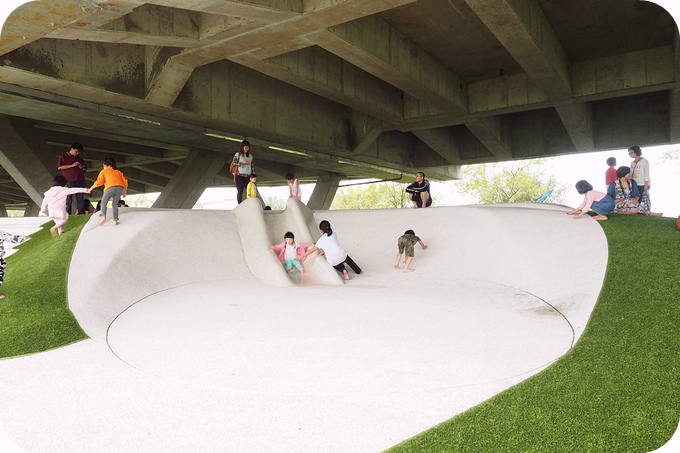 【宜蘭遛小孩新景點】冬山火車站,免淋雨溜滑梯,人工草皮滾滾滾! @捲捲頭 Wonderful 品味。生活
